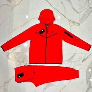 *BRAND NEW* Nike tech fleece red